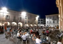 Sì di Venere, a cura di Santibriganti Teatro,  come ogni anno accoglierà gli affascinanti spettacoli degli artisti di strada nel centro storico di Busca, nella splendida piazza della Rossa